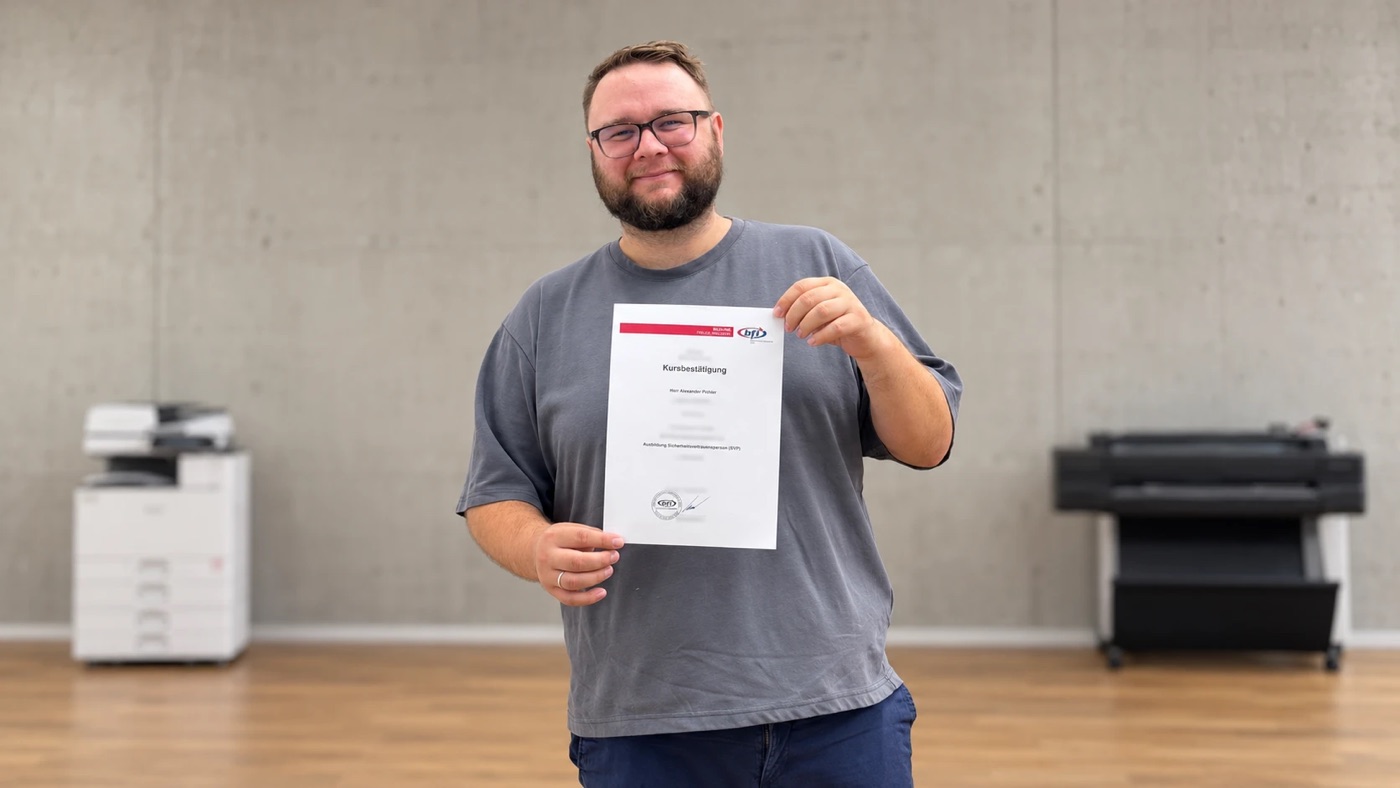 Alexander Pichler mit seiner Kursbestätigung zur Sicherheitsvertrauensperson